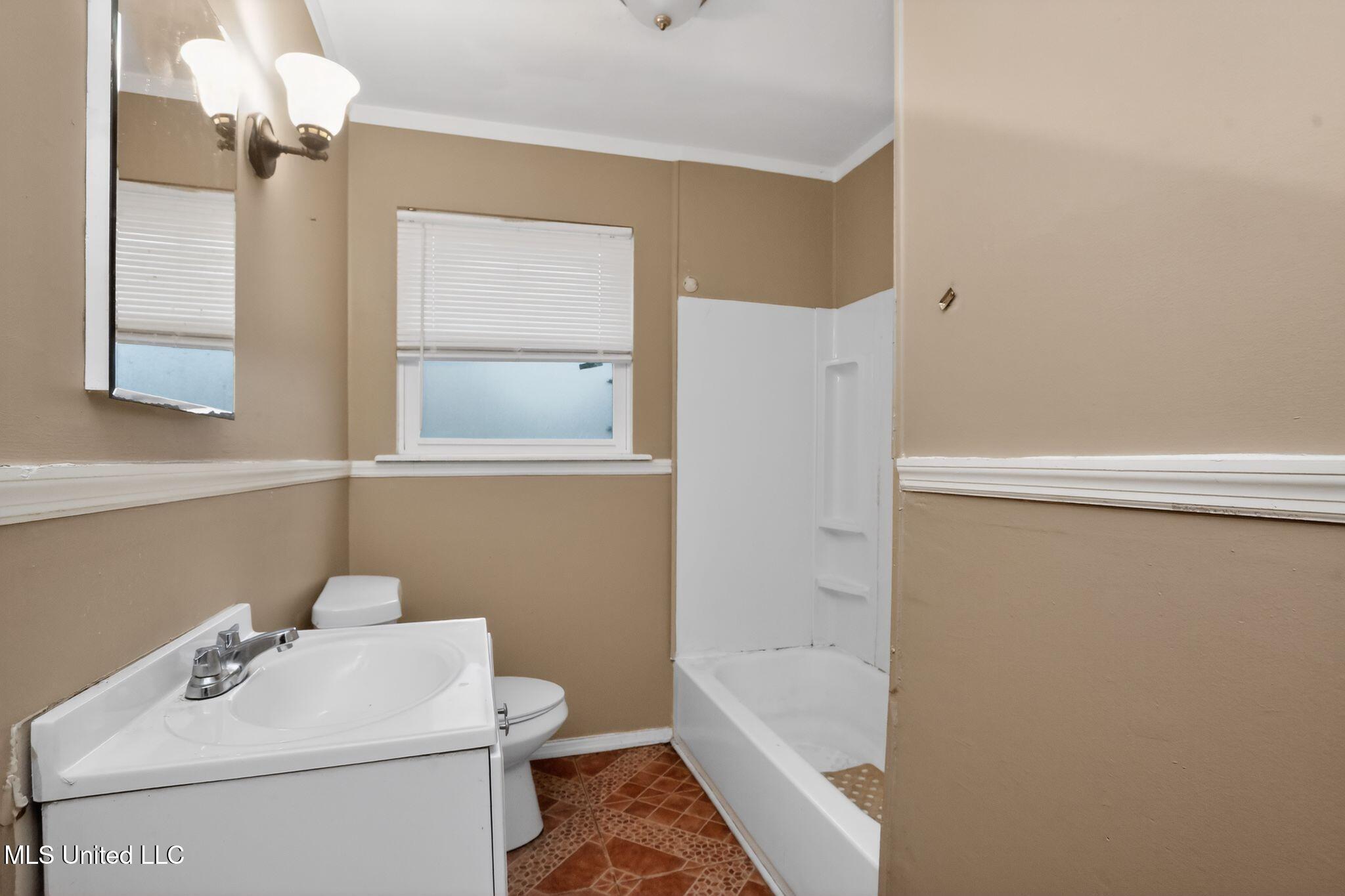 945 Valencia Street Jackson, MS 39204 - Photo 34 of 37 34_945_Valencia_St_Jackson_MS_39204-Bath