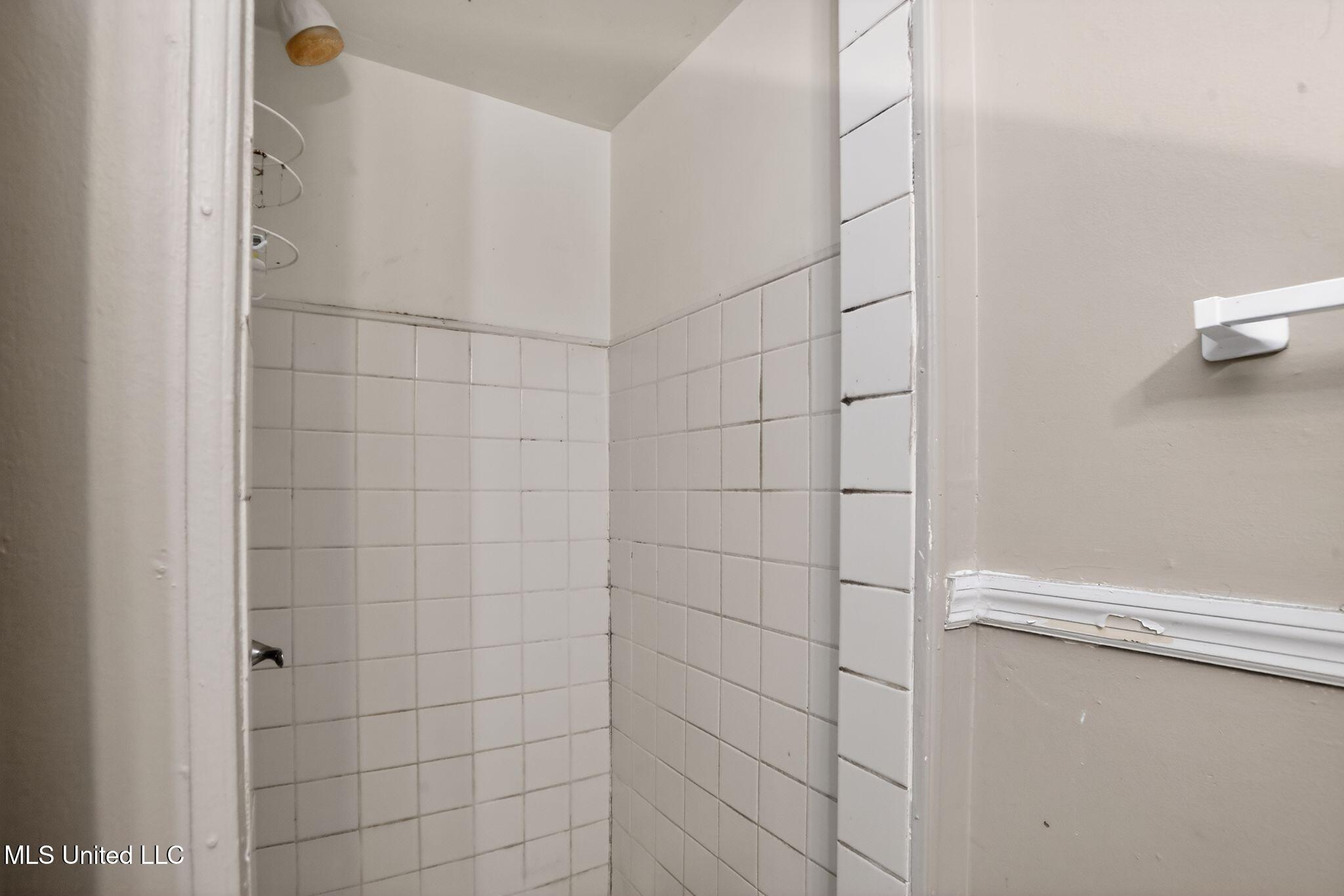 945 Valencia Street Jackson, MS 39204 - Photo 35 of 37 35_945_Valencia_St_Jackson_MS_39204-Bath