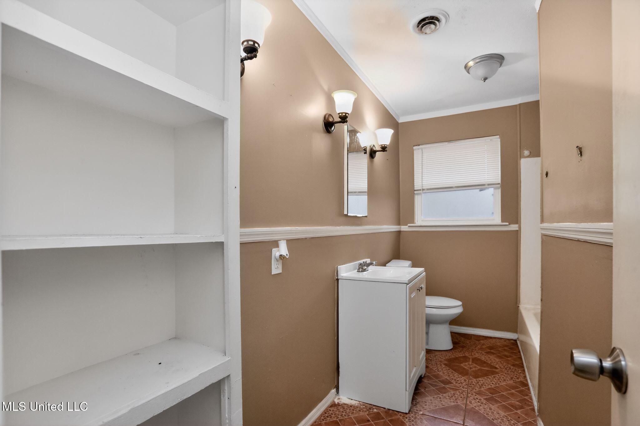 945 Valencia Street Jackson, MS 39204 - Photo 36 of 37 36_945_Valencia_St_Jackson_MS_39204-Bath