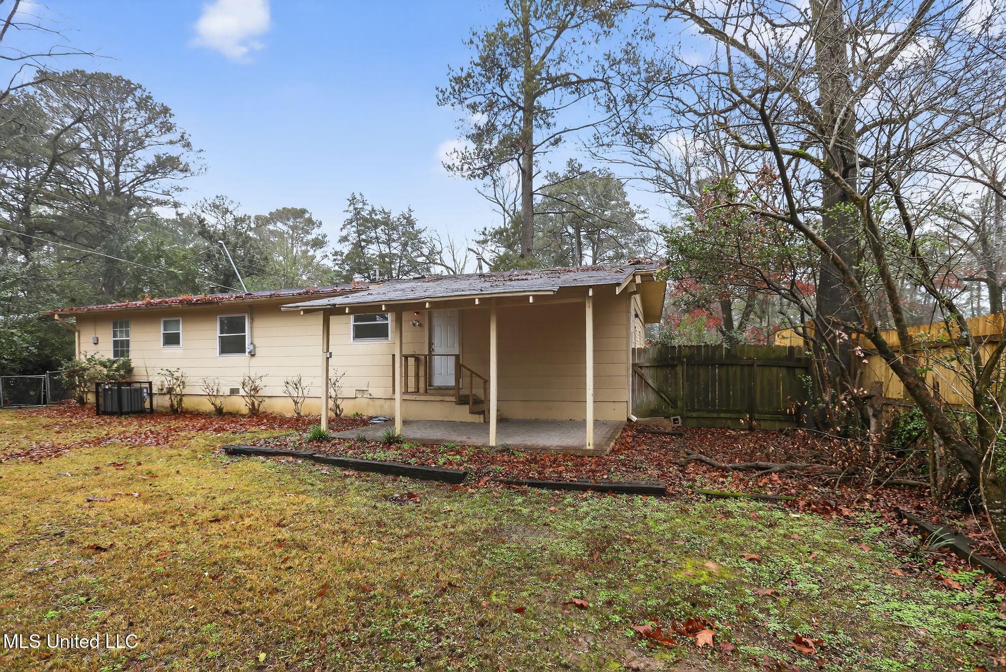 945 Valencia Street Jackson, MS 39204 - Photo 6 of 37 02_945_Valencia_St_Jackson_MS_39204-Exte