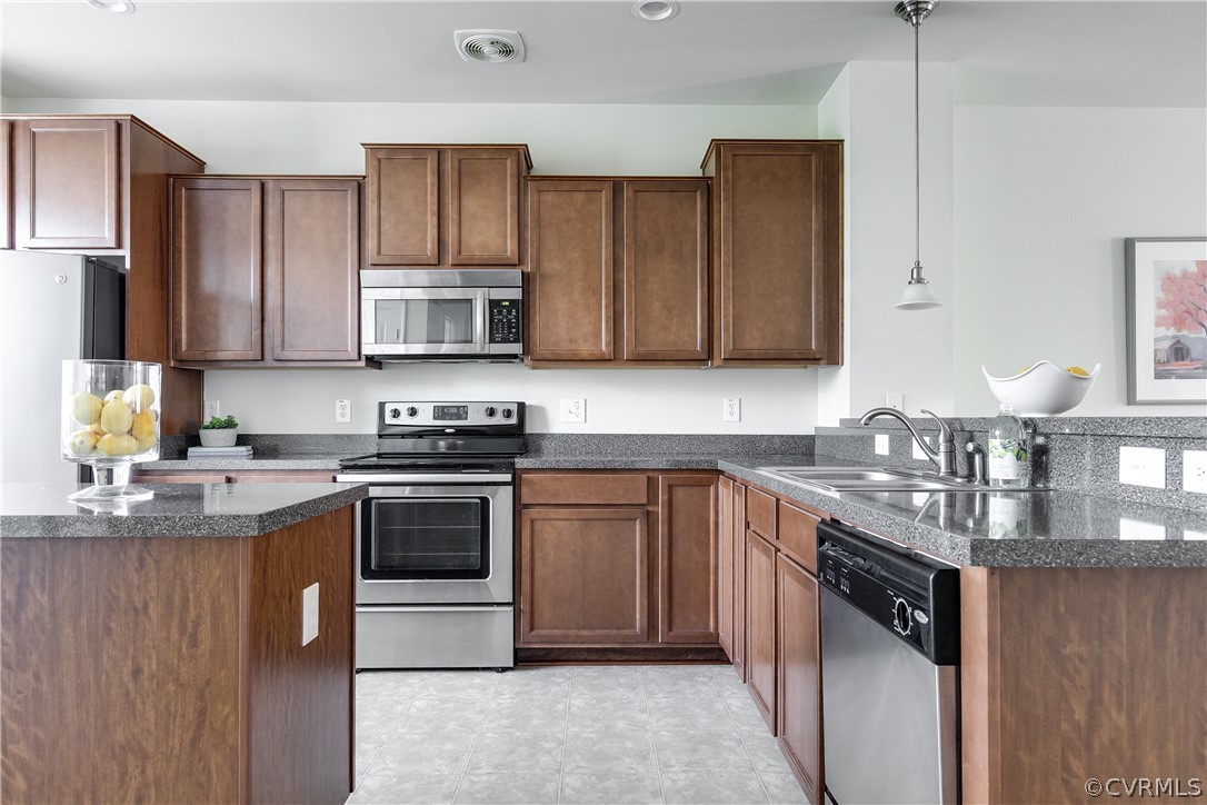 13341 Diamond Ridge Drive Midlothian, VA 23112 - Photo 7 of 30 Kitchen with a breakfast bar, island, pantry and s