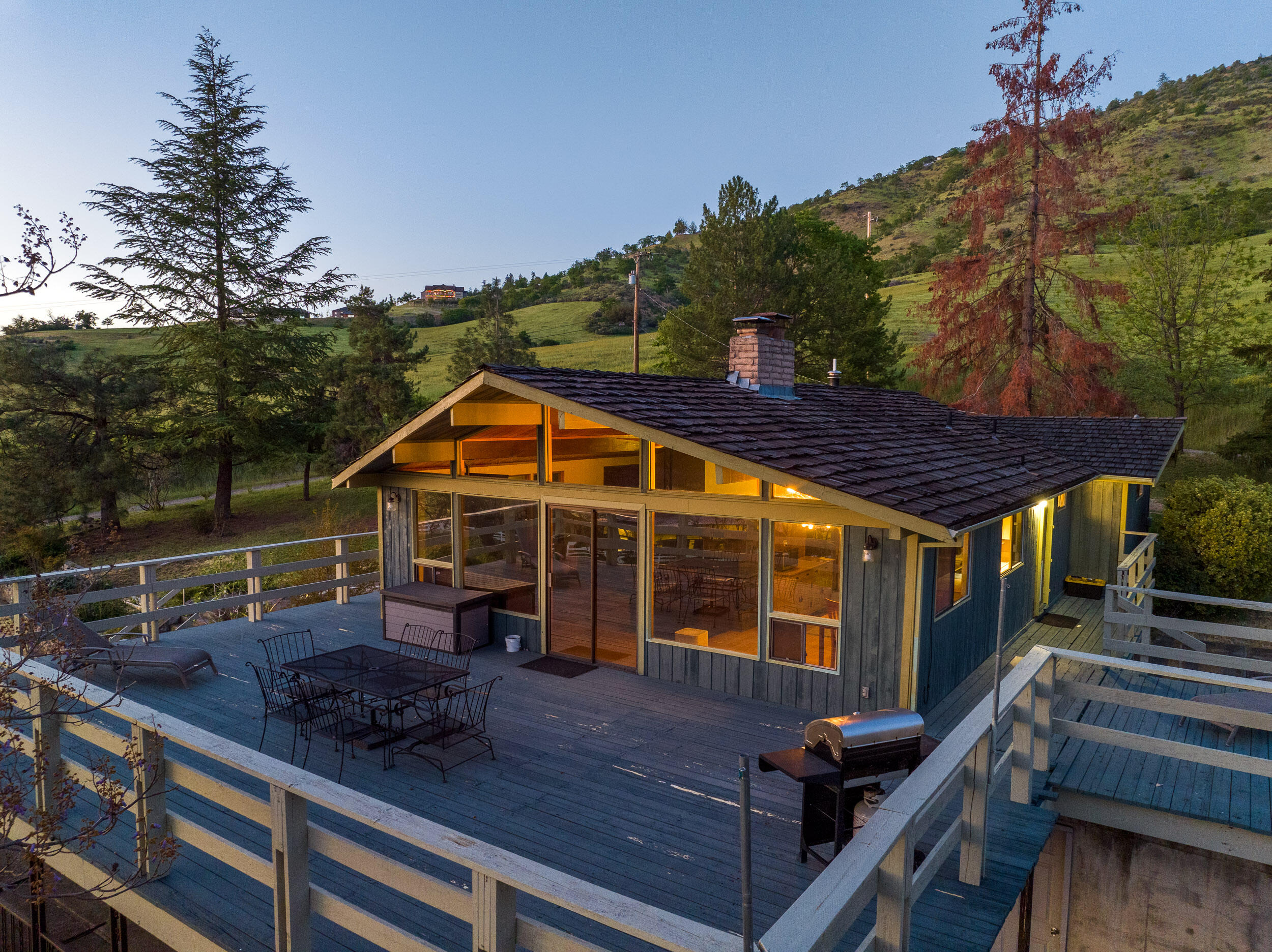 2978 North Foothill Road Medford, OR 97504 - Photo 6 of 61 Roxy6