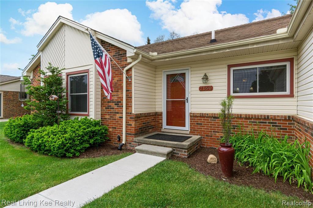 2160 Warrington Road Rochester Hills, MI 48307 - Photo 3 of 55