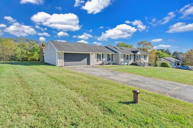 a view of a house with a yard