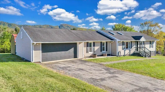 $320,000 | 282 Lakeview Drive, Roanoke, VA 24012