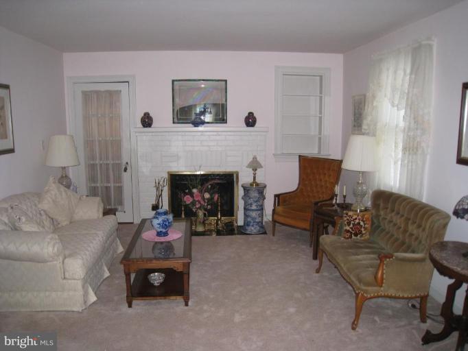 7006 Ridge Drive Alexandria, VA 22306 - Photo 2 of 12 Living Room