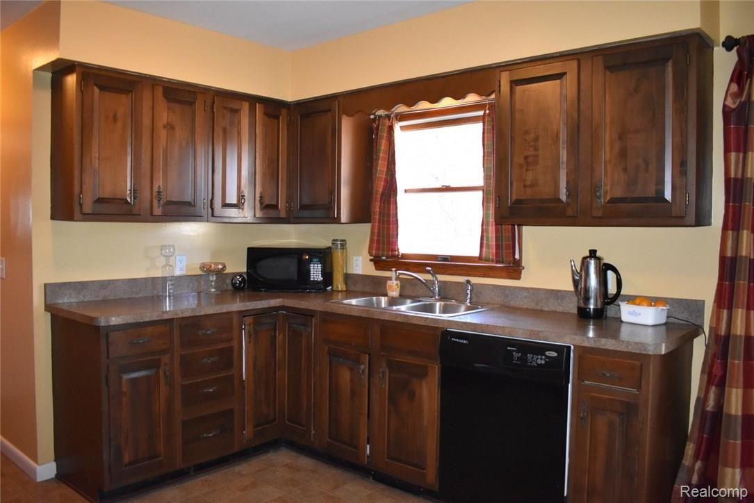 9581 Kress Road Pinckney, MI 48169 - Photo 8 of 25 7 KITCHEN.JPG