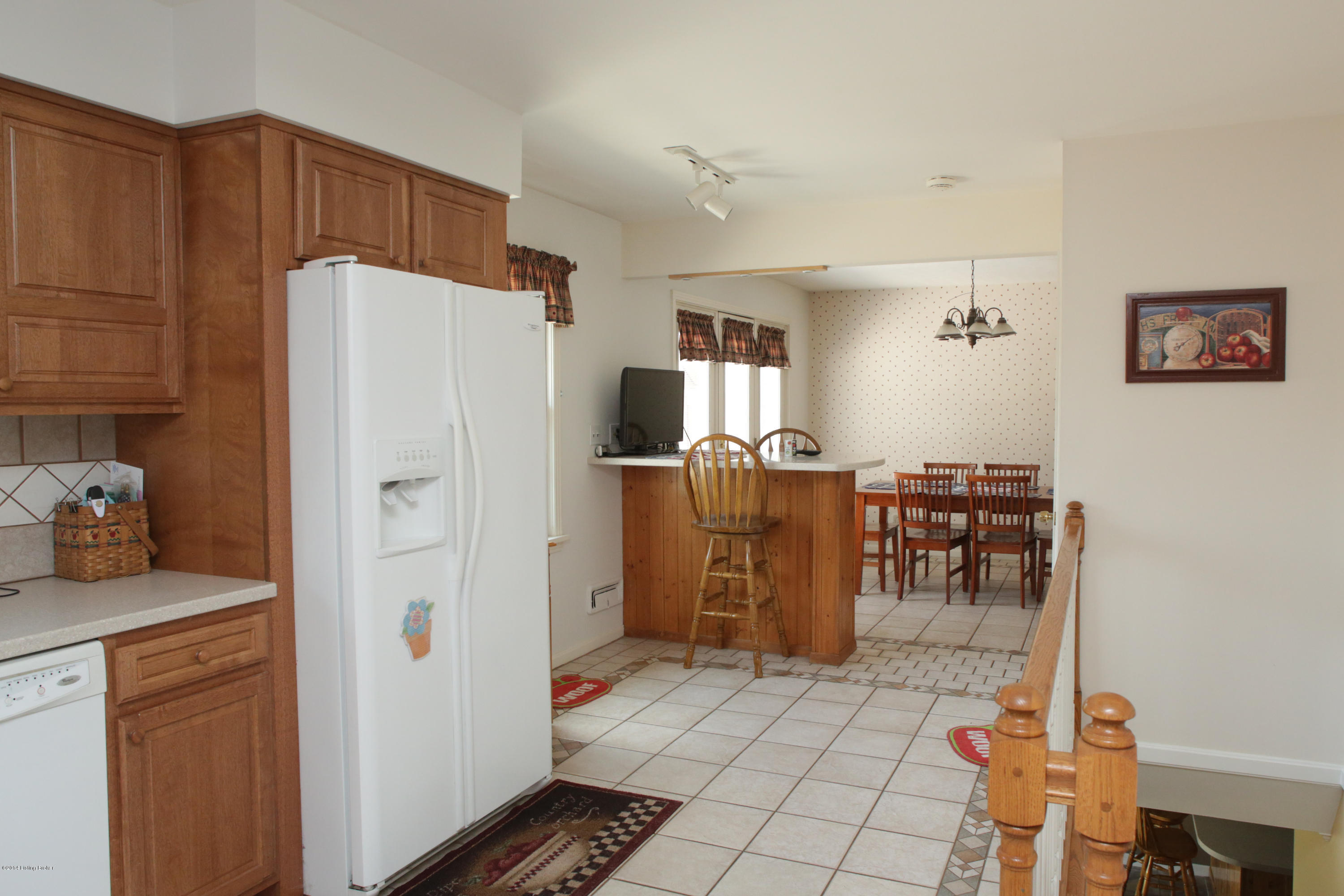 8409 Fox Ridge Court Louisville, KY 40272 - Photo 5 of 30 U05A3516