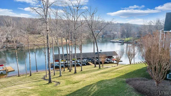 $548,000 | 300 South Pointe Shore Drive, Unit 411, Moneta, VA 24121