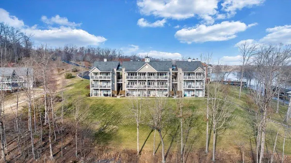 $548,000 | 300 South Pointe Shore Drive, Unit 411, Moneta, VA 24121