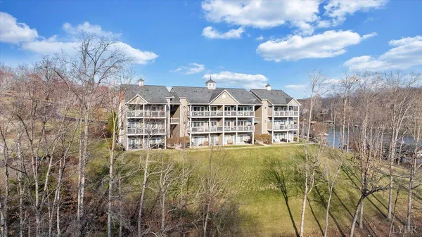 $548,000 | 300 South Pointe Shore Drive, Unit 411, Moneta, VA 24121