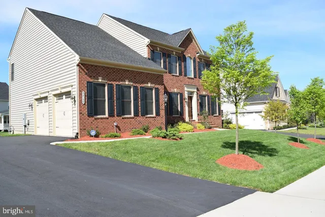 a view of a house with a yard and plants