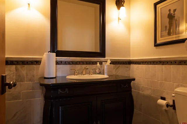 a view of a livingroom with furniture