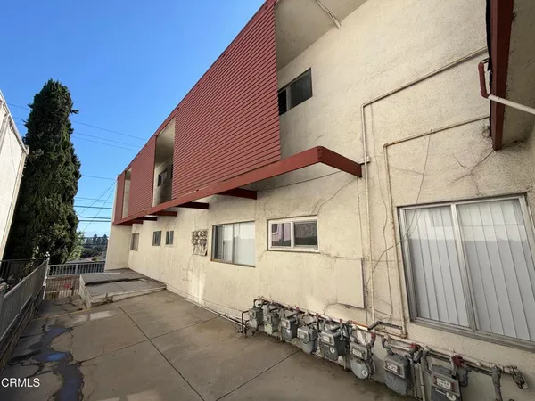 a view of a house with a backyard