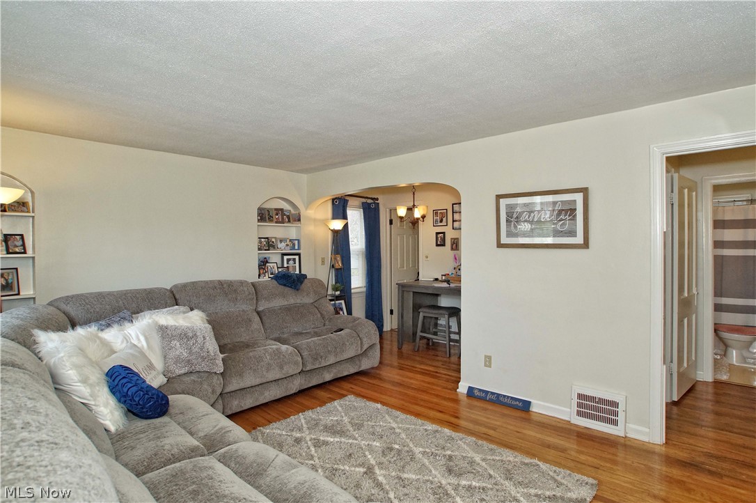 4218 Ellison Road Cleveland, OH 44121 - Photo 2 of 31