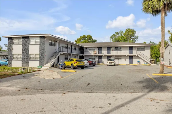 $1,195 | 313 Country Club Ovl, Unit 11, Daytona Beach, FL 32114