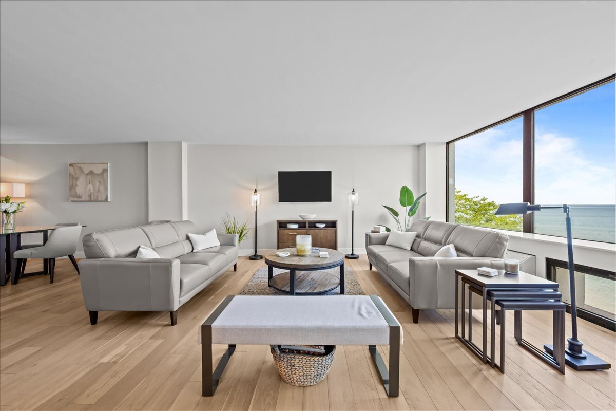 1500 Sheridan Road, Unit 3I Wilmette, IL 60091 - Photo 12 of 37 a living room with furniture and a flat screen tv