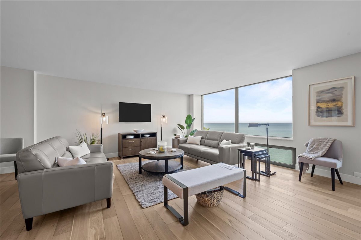 1500 Sheridan Road, Unit 3I Wilmette, IL 60091 - Photo 13 of 37 a living room with furniture and a flat screen tv