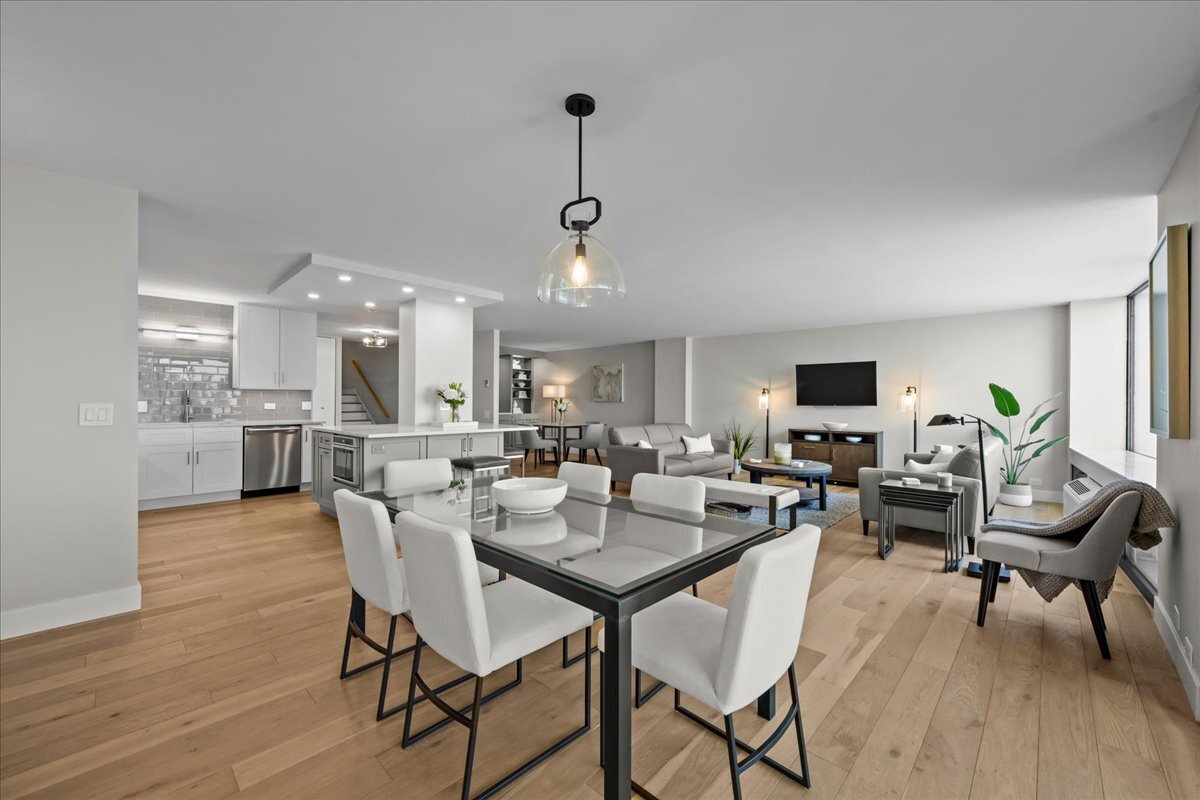 1500 Sheridan Road, Unit 3I Wilmette, IL 60091 - Photo 18 of 37 a view of a dining room with furniture