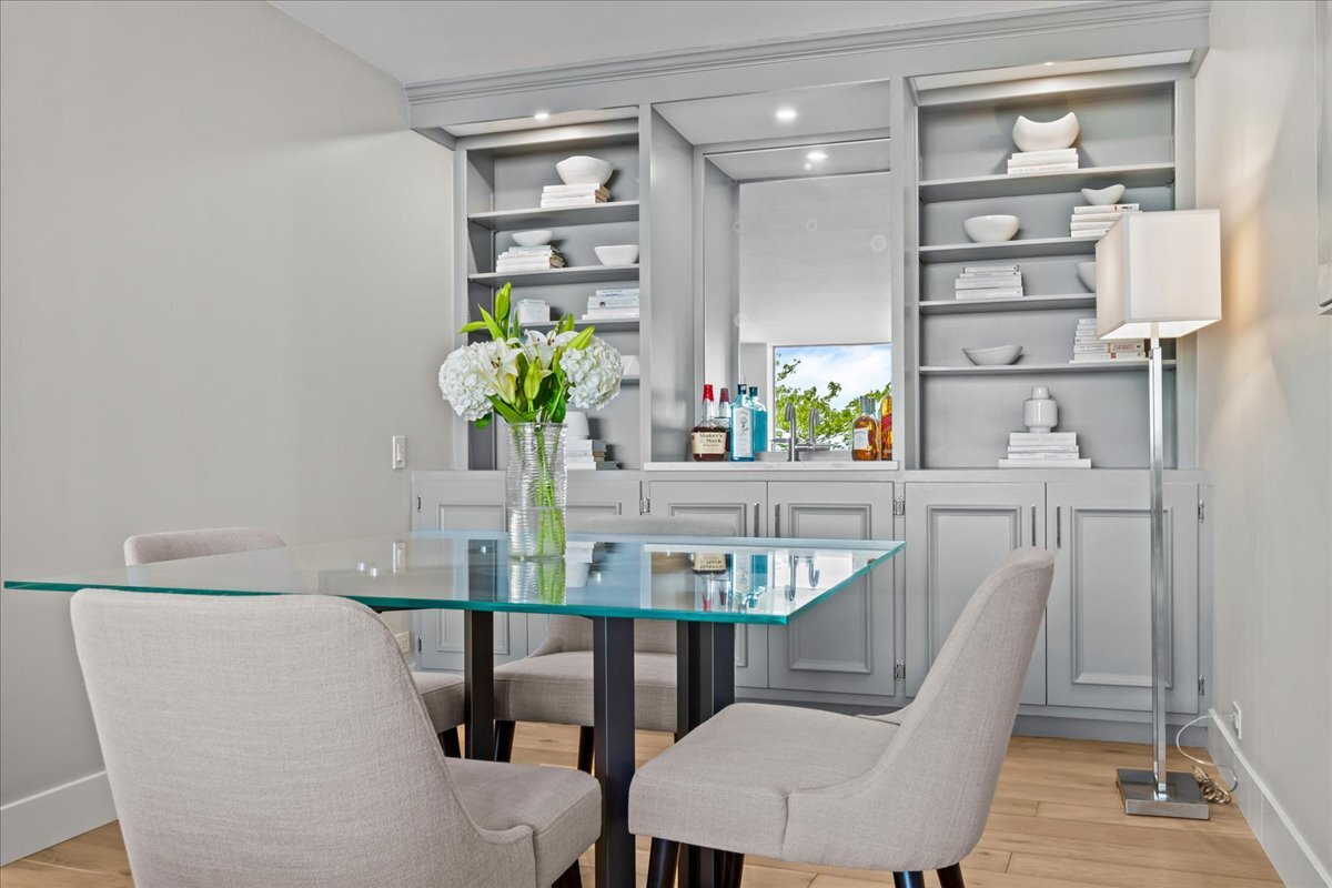1500 Sheridan Road, Unit 3I Wilmette, IL 60091 - Photo 20 of 37 a view of a dining room with furniture
