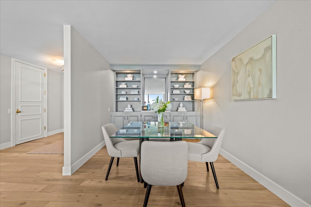 1500 Sheridan Road, Unit 3I Wilmette, IL 60091 - Photo 21 of 37 a dining room with furniture and wooden floor