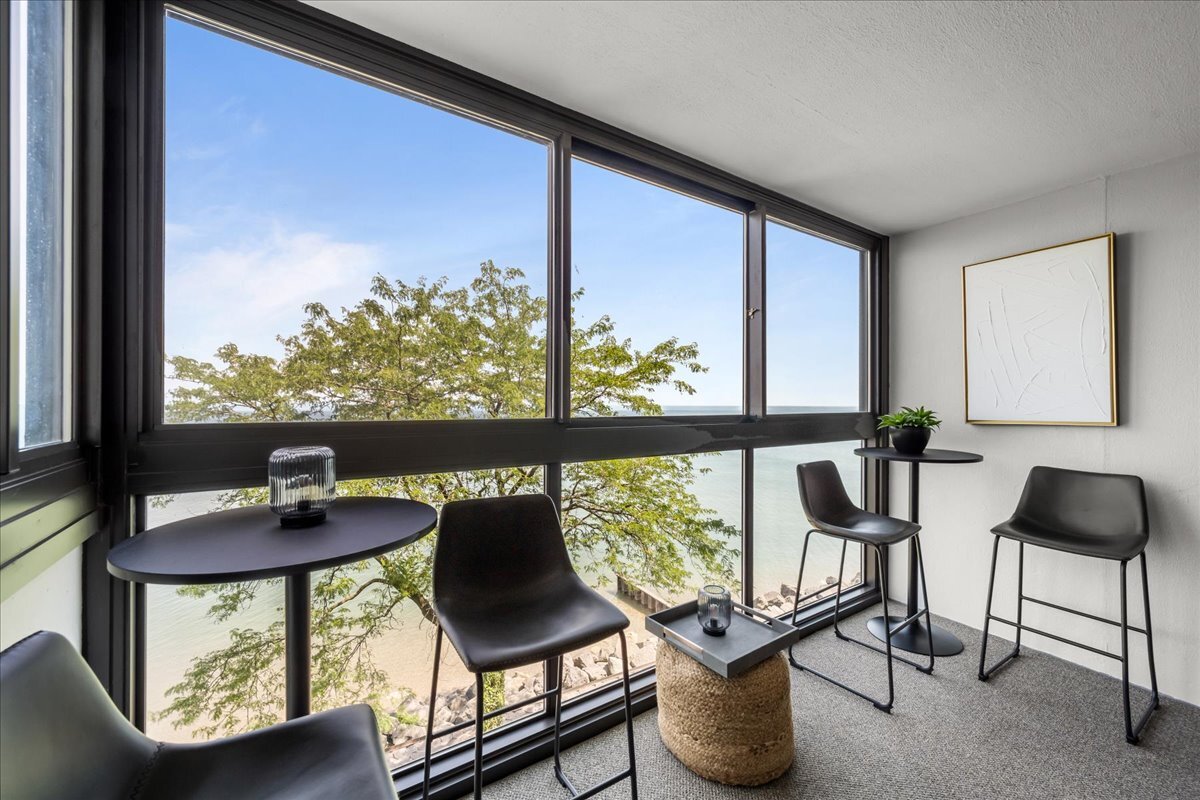 1500 Sheridan Road, Unit 3I Wilmette, IL 60091 - Photo 22 of 37 a view of a living room and a window