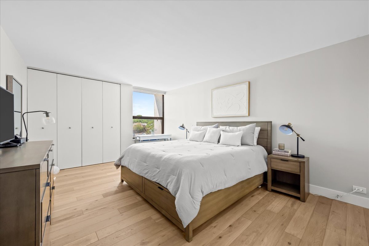 1500 Sheridan Road, Unit 3I Wilmette, IL 60091 - Photo 23 of 37 a spacious bedroom with a bed and a flat screen tv