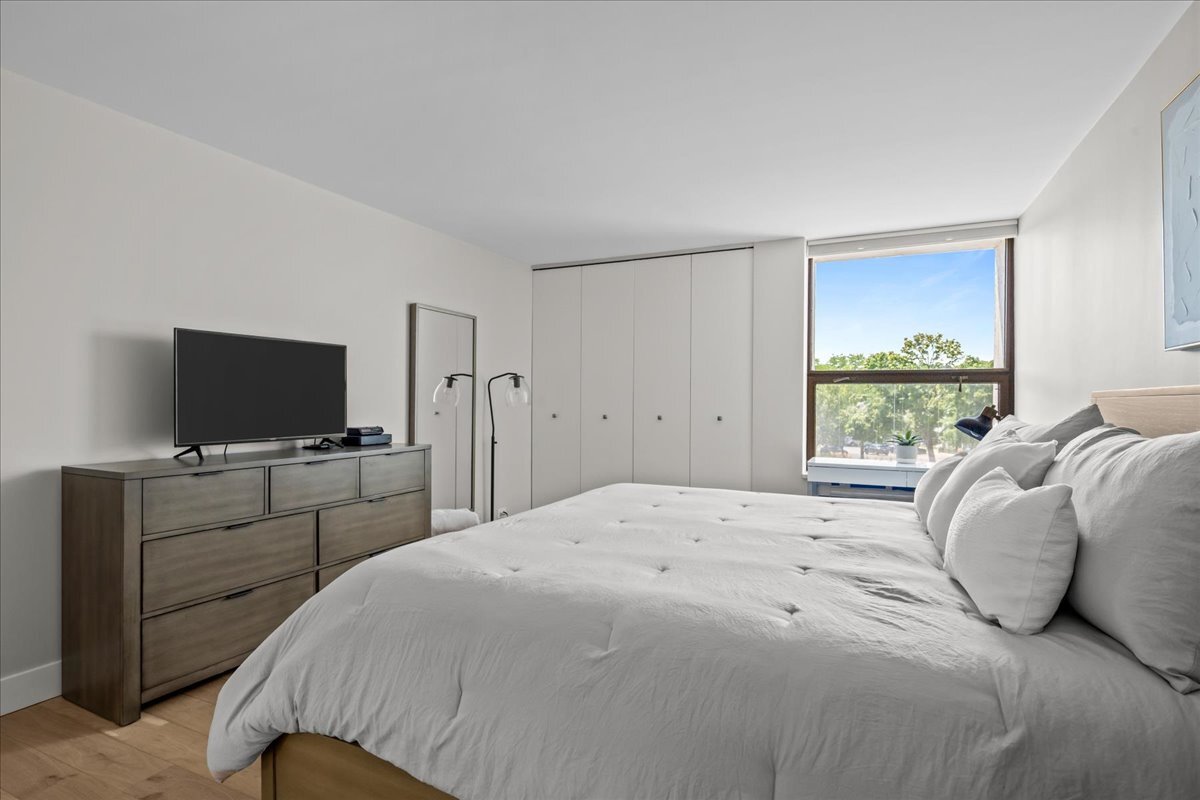 1500 Sheridan Road, Unit 3I Wilmette, IL 60091 - Photo 24 of 37 a bedroom with a bed and a flat screen tv