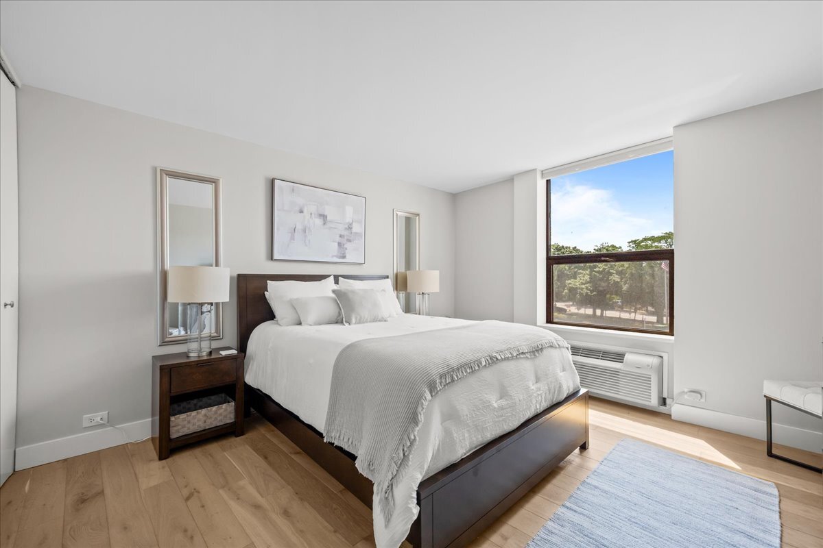 1500 Sheridan Road, Unit 3I Wilmette, IL 60091 - Photo 27 of 37 a large bed sitting in a bedroom next to a window