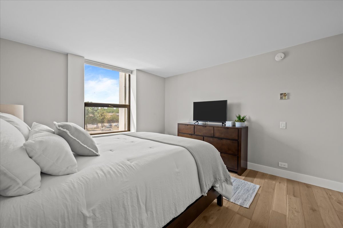 1500 Sheridan Road, Unit 3I Wilmette, IL 60091 - Photo 28 of 37 a bedroom with a bed flat screen tv and window