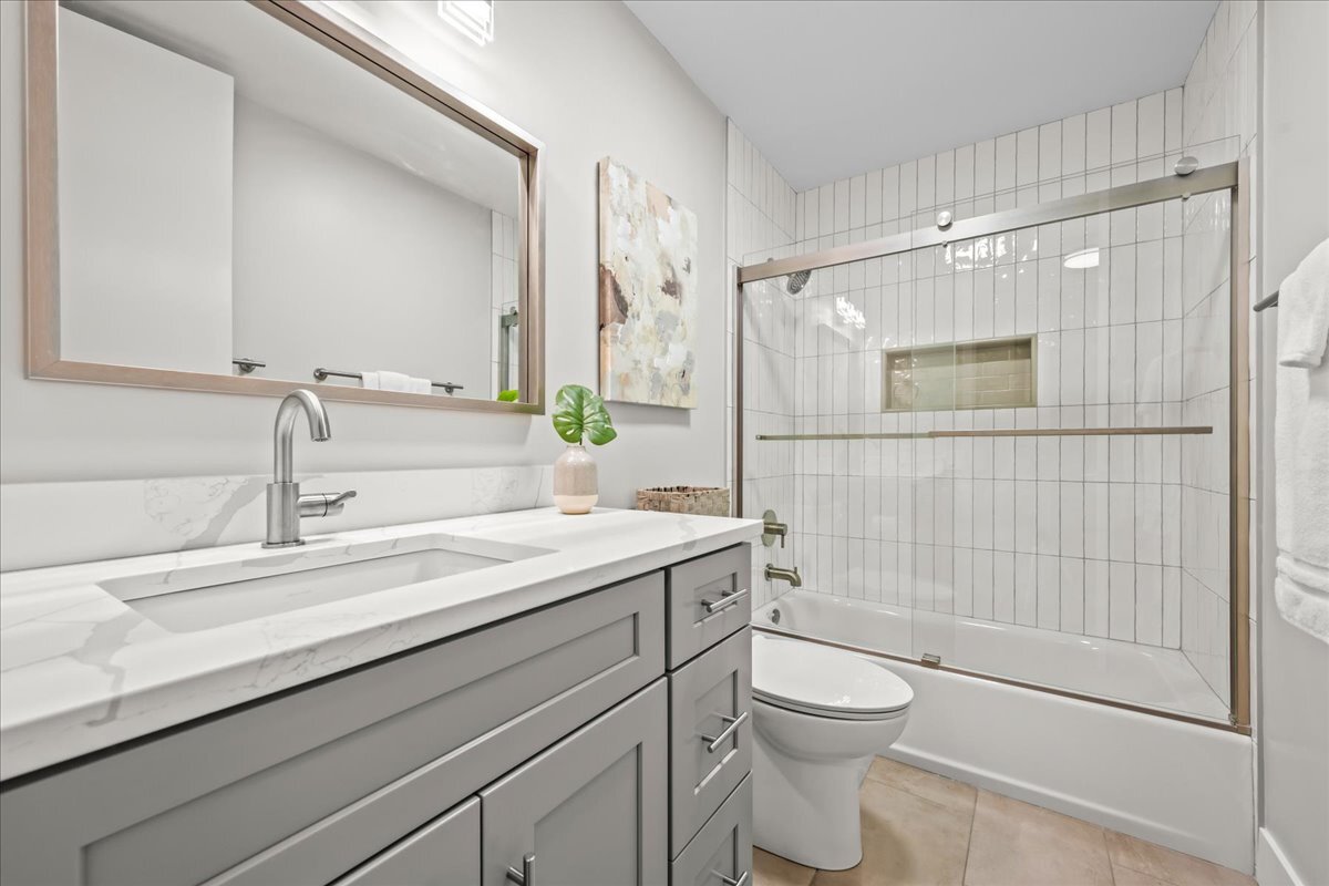 1500 Sheridan Road, Unit 3I Wilmette, IL 60091 - Photo 29 of 37 a bathroom with a sink a toilet and shower