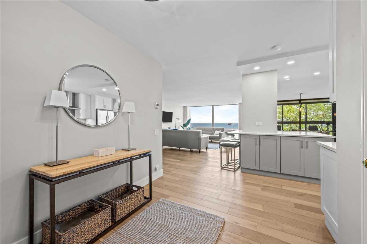 1500 Sheridan Road, Unit 3I Wilmette, IL 60091 - Photo 3 of 37 a living room with furniture a window and a table