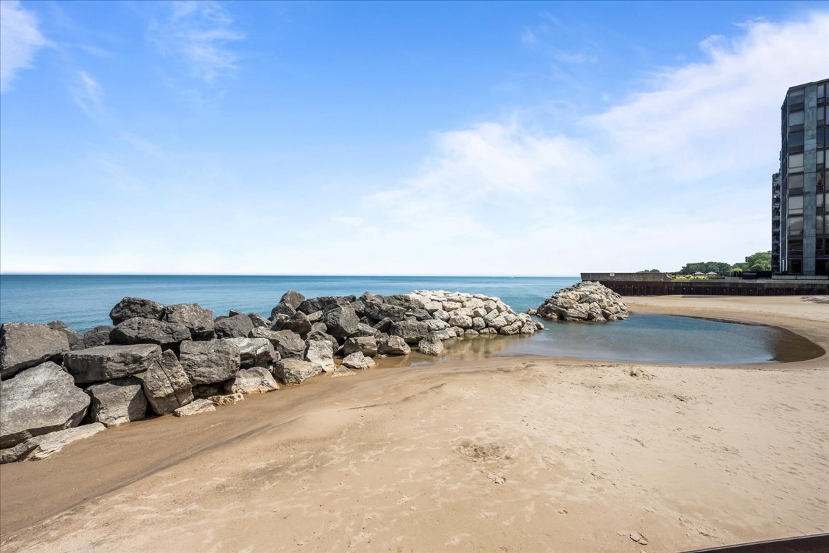 1500 Sheridan Road, Unit 3I Wilmette, IL 60091 - Photo 37 of 37 a view of a dry yard with wooden fence