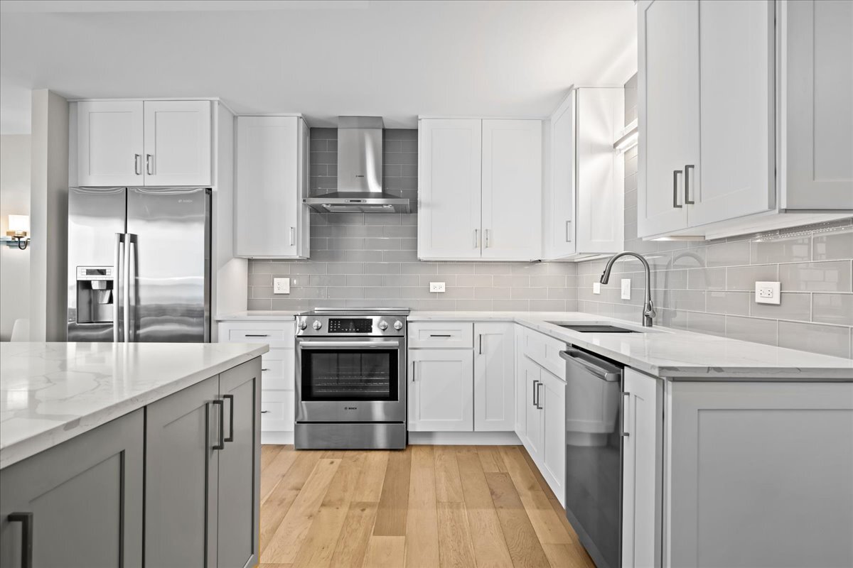 1500 Sheridan Road, Unit 3I Wilmette, IL 60091 - Photo 6 of 37 a kitchen with stainless steel appliances granite countertop a sink stove and refrigerator