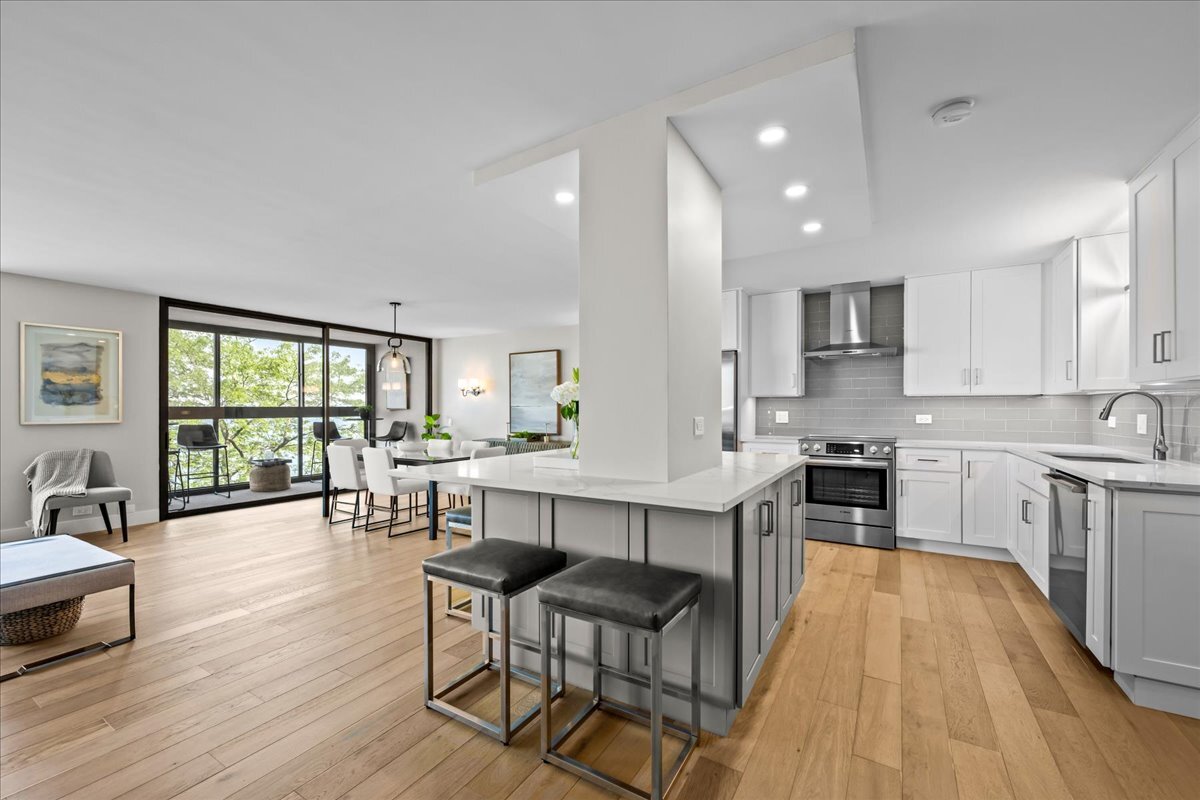 1500 Sheridan Road, Unit 3I Wilmette, IL 60091 - Photo 9 of 37 a view of a dining room with furniture and wooden floor