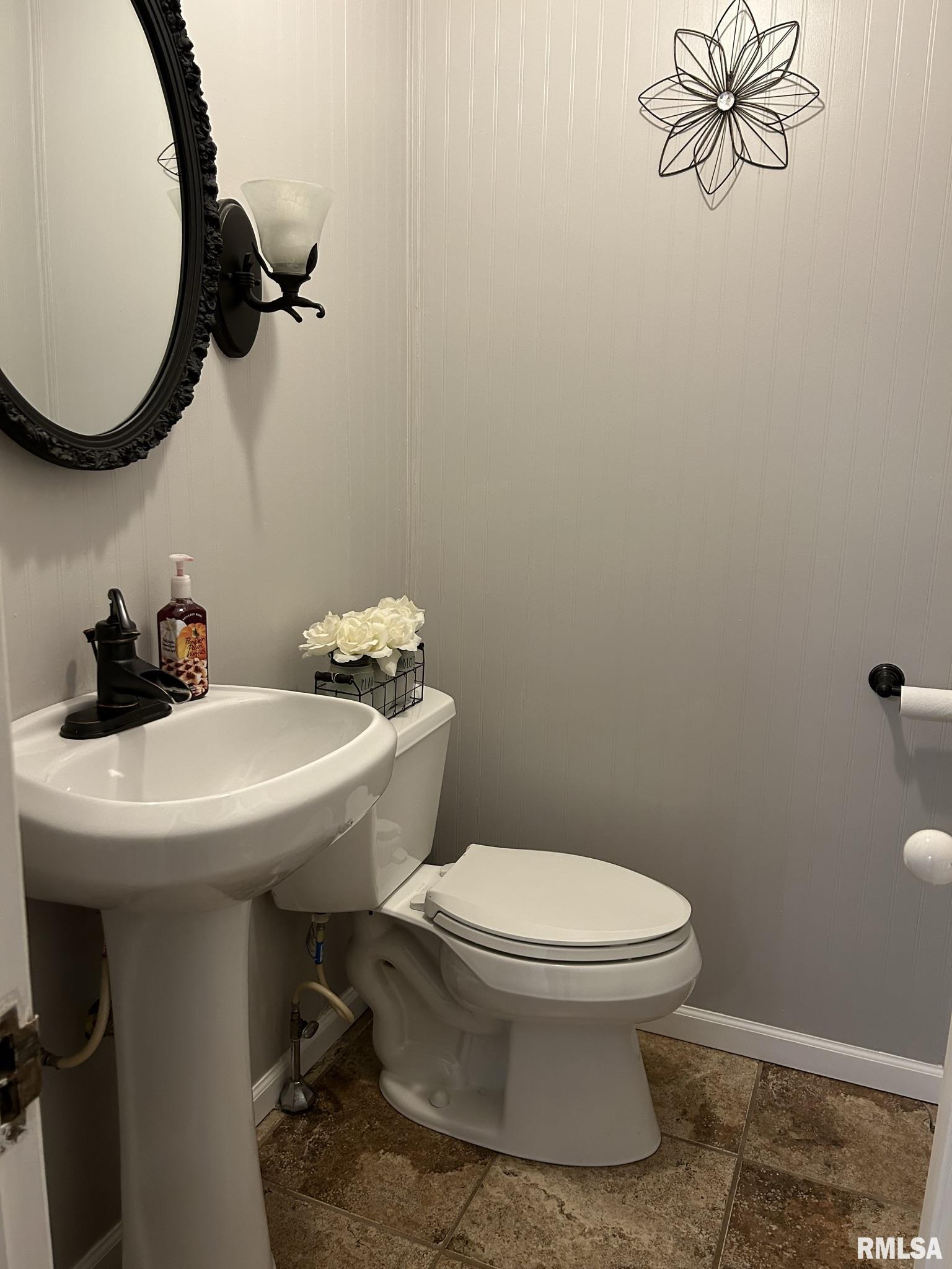 105 Woodlawn Road Quincy, IL 62301 - Photo 9 of 21 Gallery Image 9