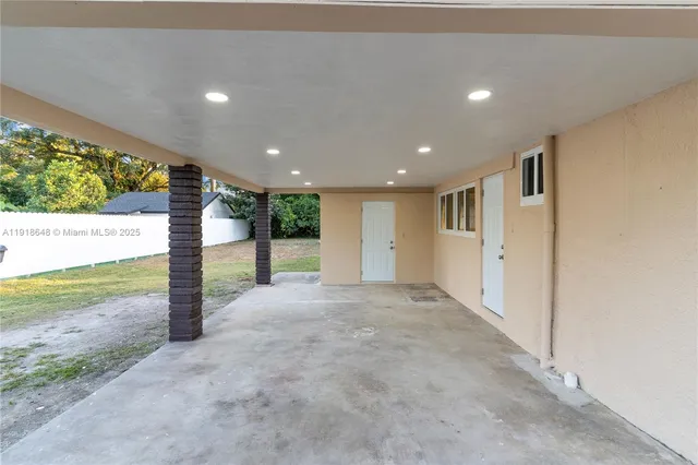 a view of a house with backyard and garden