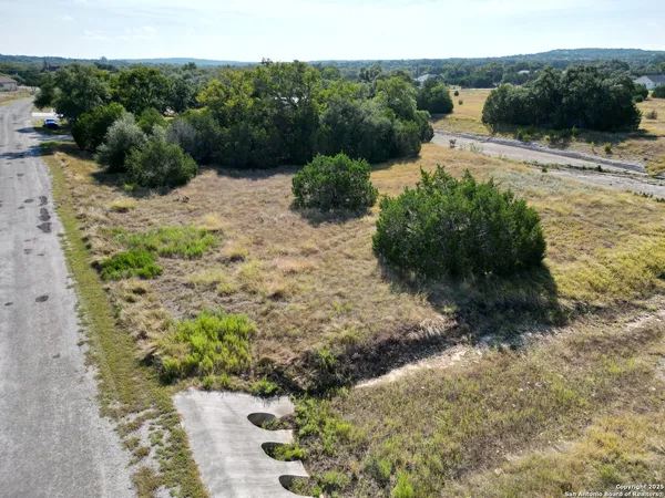 a view of a back yard