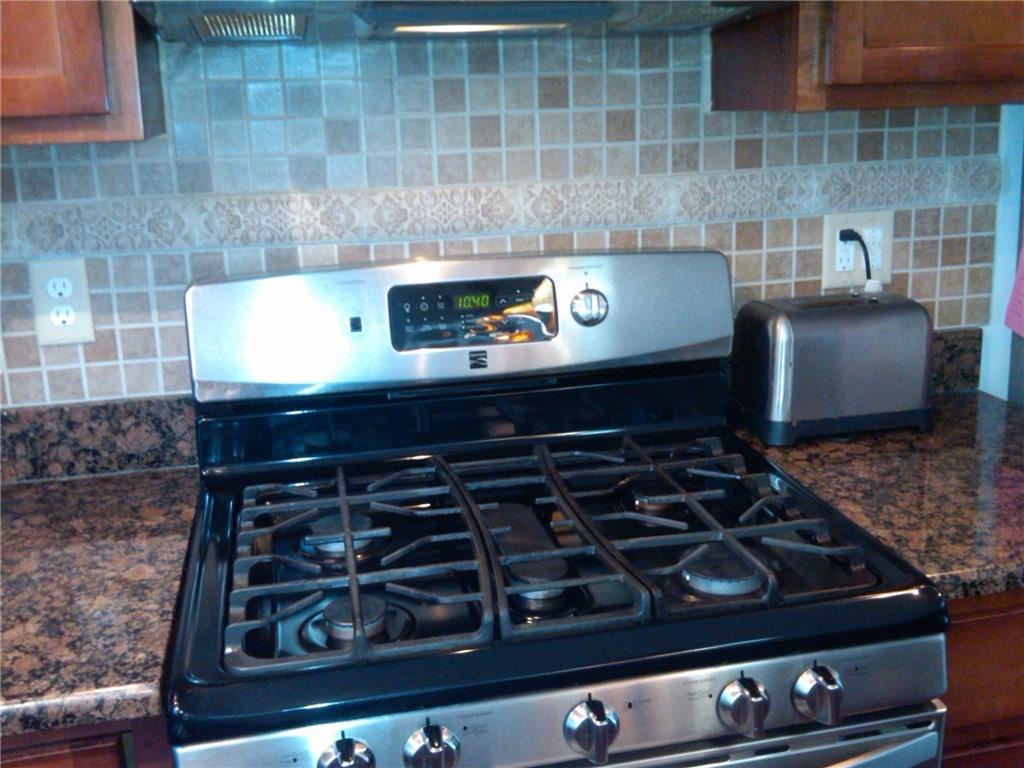 7 Wellesley Way Bangor, ME 04401 - Photo 6 of 35 Tile, counter, stove