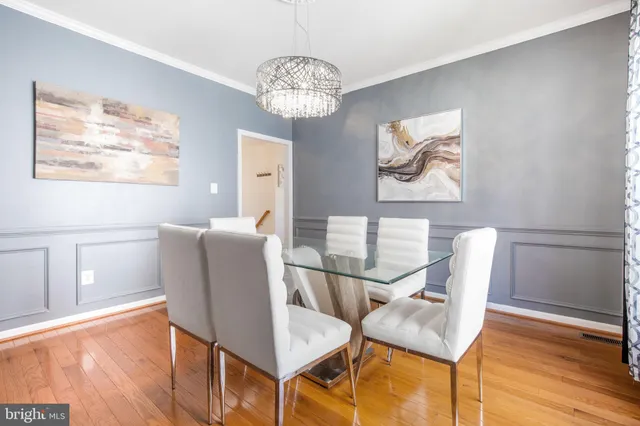 a view of a livingroom with furniture