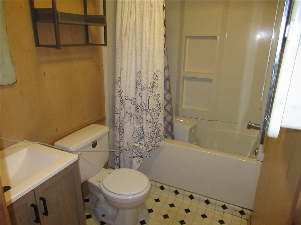 437 West Gate Road Pickens, SC 29671 - Photo 27 of 47 This functional bathroom features a shower/tub combination and durable flooring.