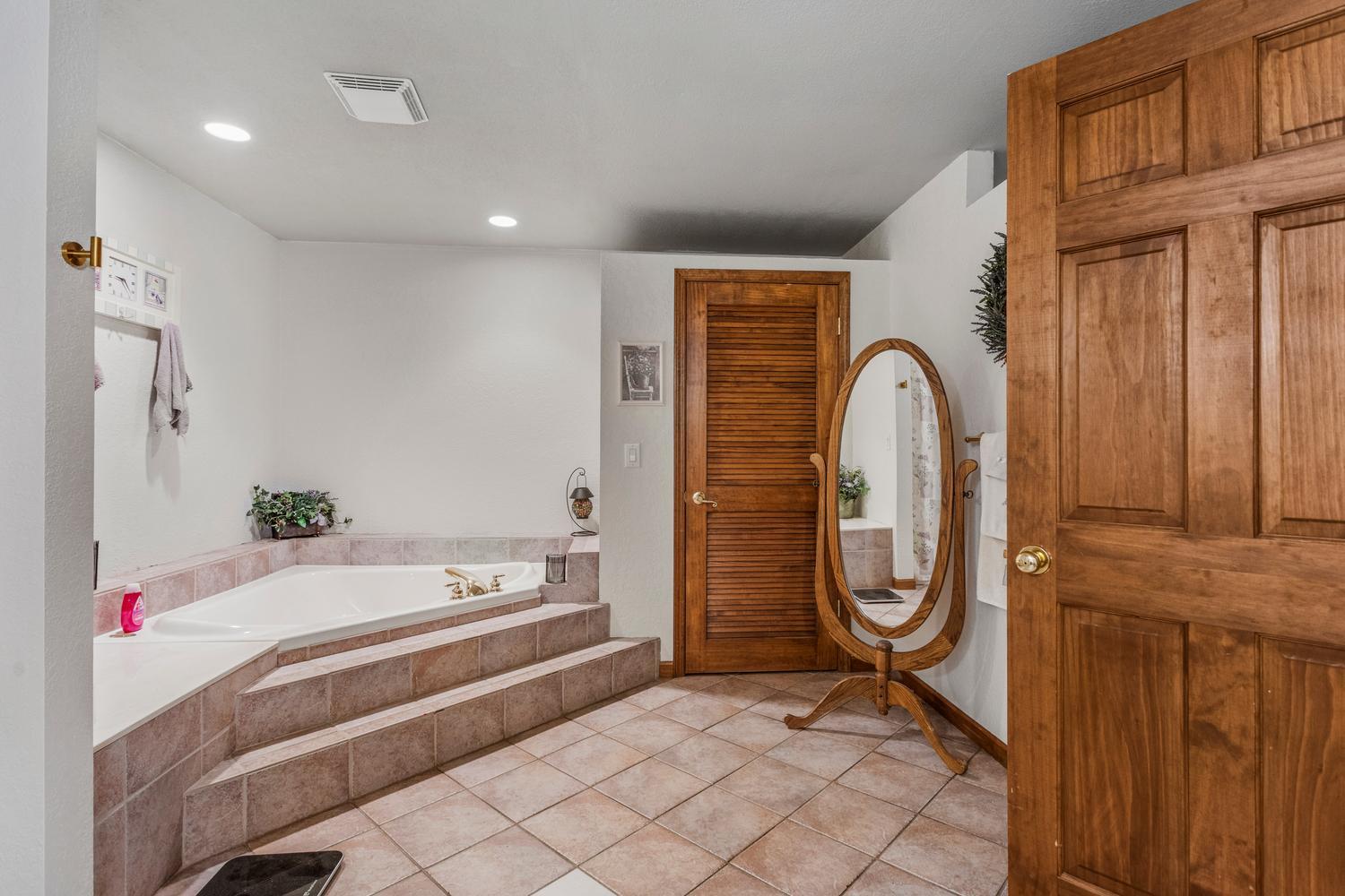 12317 North 1100 East Road Catlin, IL 61817 - Photo 27 of 44 a spacious bathroom with a tub and a shower