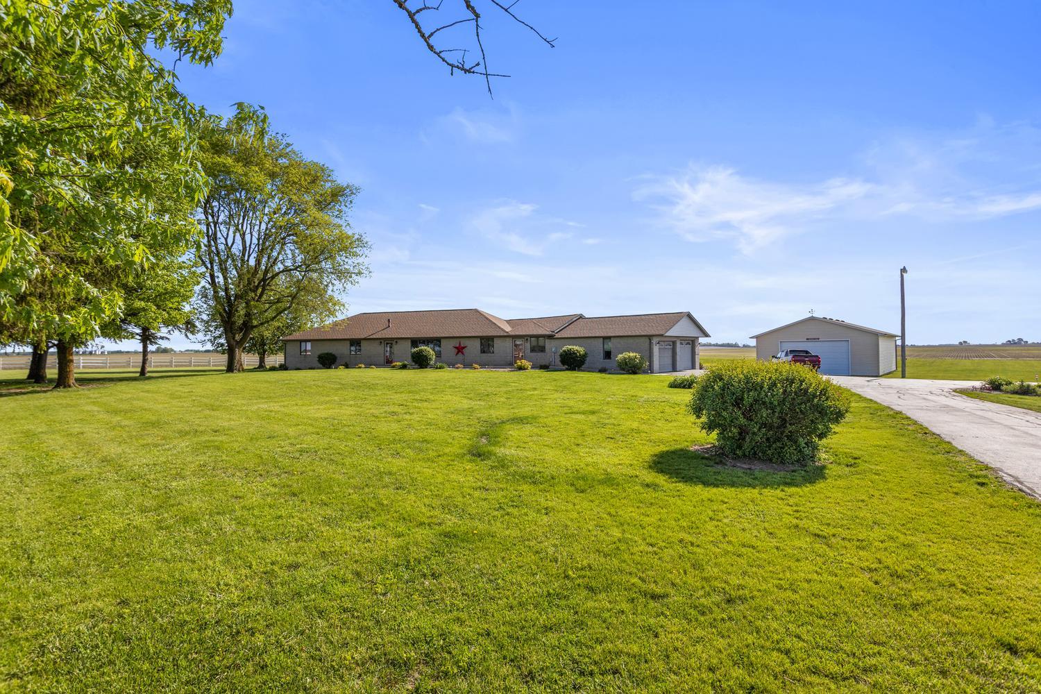 12317 North 1100 East Road Catlin, IL 61817 - Photo 4 of 44 a view of a house with a big yard