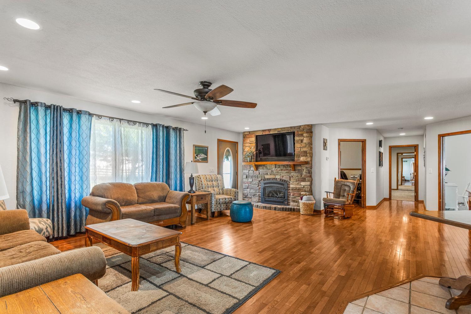 12317 North 1100 East Road Catlin, IL 61817 - Photo 9 of 44 a living room with furniture and wooden floor