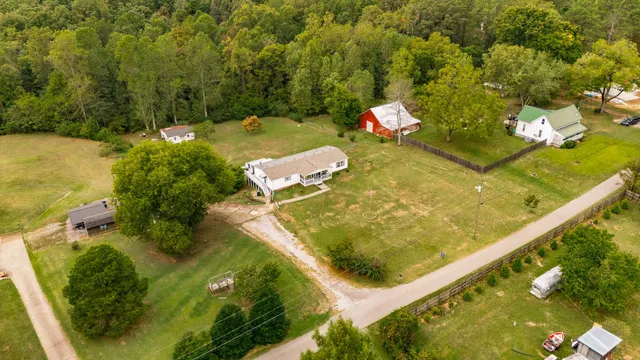 a view of a yard of a building