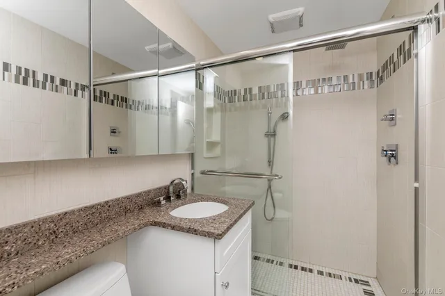 $535,000 | 269 Grand Central Parkway, Unit 4V | Glen Oaks