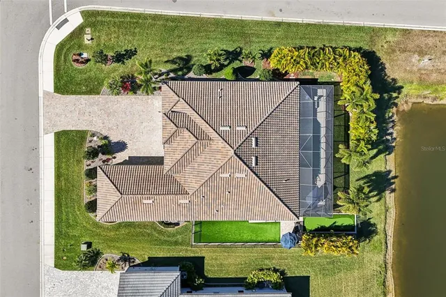 a view of a tennis court