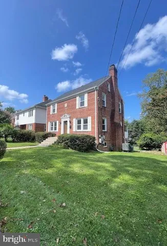 a view of house with a big yard