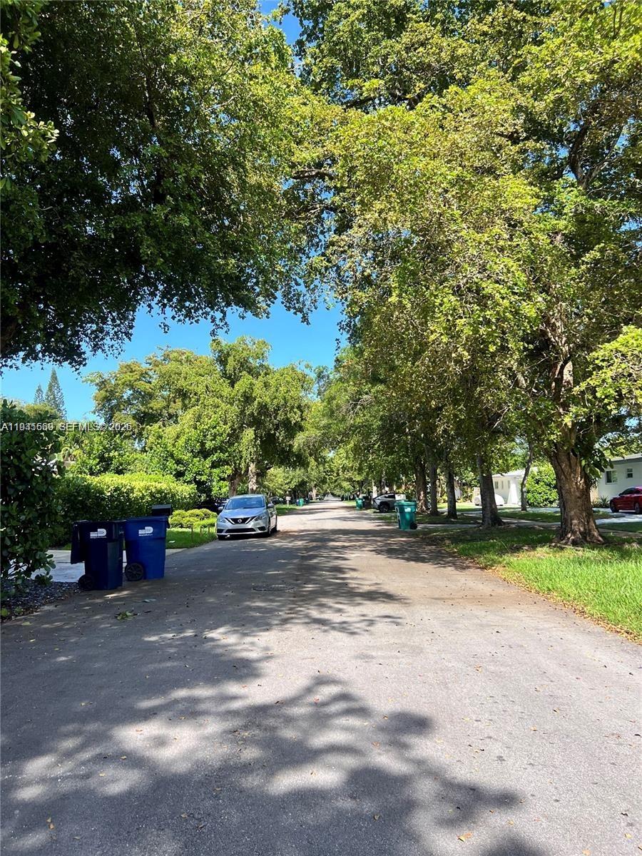 7350 Southwest 96th Street, Unit 7350 Pinecrest, FL 33156 - Photo 24 of 25 a view of a yard with plants and trees