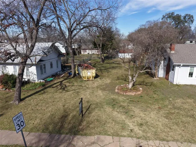 a view of a yard with brick house
